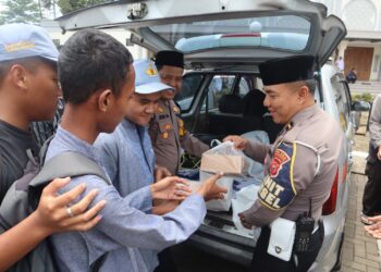 Jum’at Berkah di Perbatasan, Polisi Bagikan Ratusan Nasi Kotak