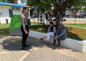 Satuan Samapta Polres Ciamis Patroli Jalan Kaki di Alun Alun Ciamis Beri Imbauan Kamtibmas