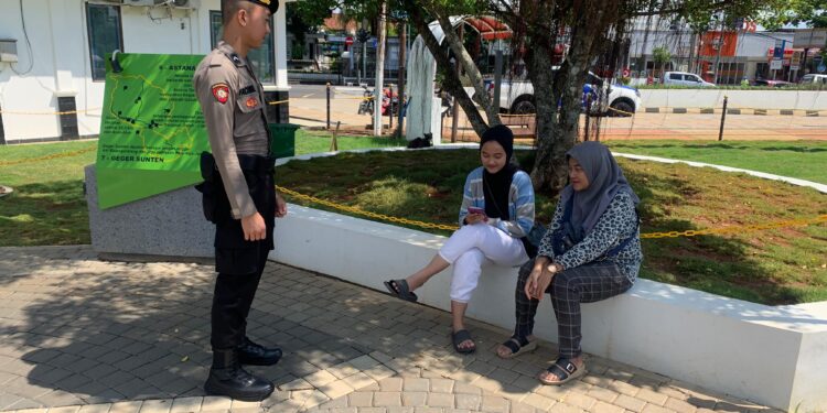 Satuan Samapta Polres Ciamis Patroli Jalan Kaki di Alun Alun Ciamis Beri Imbauan Kamtibmas