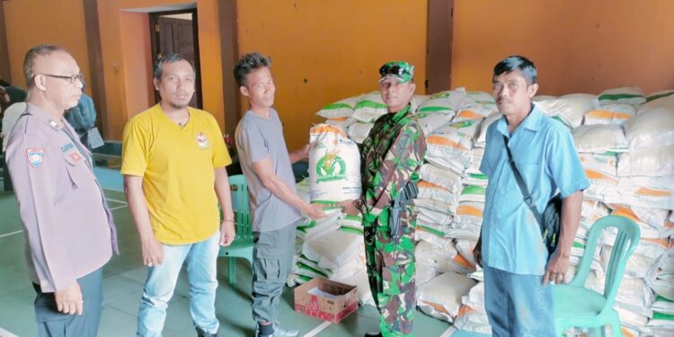 Polsek Sukadana Polres Ciamis Awasi Distribusi Bapanas Beras 10 Kg ke Warga Desa Sukadana