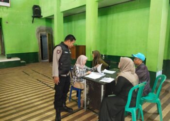 Cegah Kericuhan, Polsek Cihaurbeuti Giat Monitoring Penyaluran Bantuan Pangan Beras di Desa Sukahurip