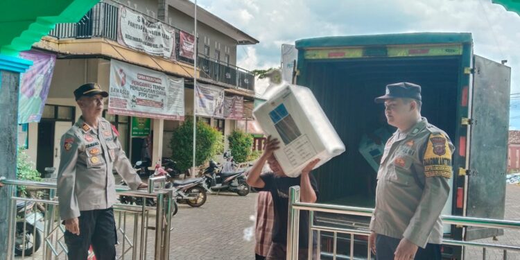 Polres Ciamis Pengamanan Distribusi Logistik Pemilu Tingkat PPK ke Tingkat PPS di Imbanagara