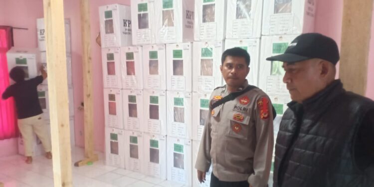 Polsek Panjalu Polres Ciamis Giat Pengamanan Logistik Pemilu 2024 tingkat PPK Panjalu dengan petugas PAM