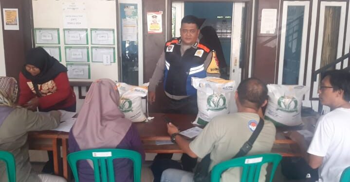 Polsek Cihaurbeuti Giat Monitoring Penyaluran Bantuan Pangan Beras di Desa Sukahurip