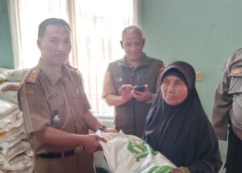 Cegah Kericuhan, Polsek Kawali Polres Ciamis Giat Monitoring Bantuan Pangan kepada warga Desa Karangpawitan