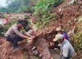 Soliditas TNI-Polri, Polsek Sukadana Baksos Bersihkan Material Tanah Longsor di Salakaria