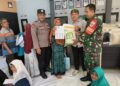 Polsek Cipaku Polres Ciamis Awasi Pendistribusian Bapanas ke Warga Desa Sukawening
