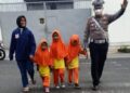 Bantu Anak Menyebrang, Polsek Cikoneng Polres Ciamis Siagakan Personel di Depan Sekolah