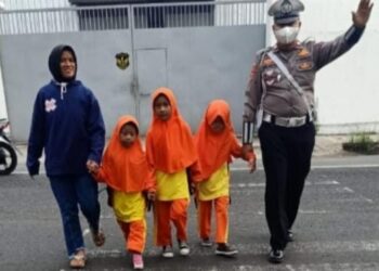 Bantu Anak Menyebrang, Polsek Cikoneng Polres Ciamis Siagakan Personel di Depan Sekolah