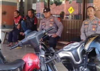 Antisipasi Gangguan Kamtibmas, Polsek Kawali Polres Ciamis Giat Kunjungan Silaturahmi kepada Para Pengojeg di Pangkalan Ojeg Desa Lumbungsari