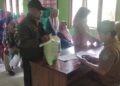 Polsek Panawangan Polres Ciamis Awasi Distribusi Bapanas Beras 10 Kg ke Warga Desa Gardujaya