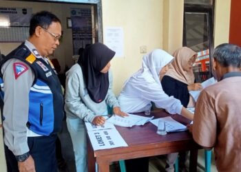 Polsek Cikoneng Polres Ciamis Giat Monitoring Penyaluran Bantuan Pangan Beras Bulog kepada Warga Desa Sindangkasih