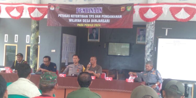 Polsek Banjarsari Polres Ciamis Hadiri Giat Pembinaan Linmas Desa Banjarsari
