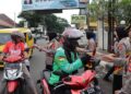 Jelang Buka Puasa, Polisi di Sukabumi Bagi-bagi Takjil