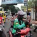 Jelang Buka Puasa, Polisi di Sukabumi Bagi-bagi Takjil