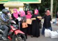 Bulan Suci Ramadan Emak – Emak Berjilbab Pink Baksos IPEMI Kabupaten Gresik Berbagi Takjil