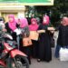 Bulan Suci Ramadan Emak – Emak Berjilbab Pink Baksos IPEMI Kabupaten Gresik Berbagi Takjil