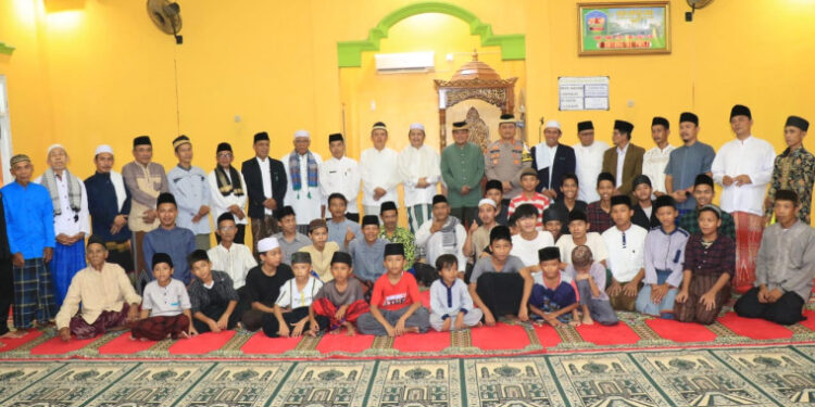 Sekda Ingatkan Kebersamaan dalam Tarawih Keliling di Masjid Jamiatul Khair