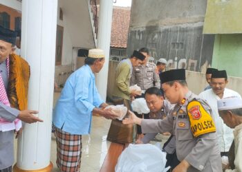 Polri Peduli, Polres Sukabumi Kota Gelar Jum’at Berkah di Kebonpedes