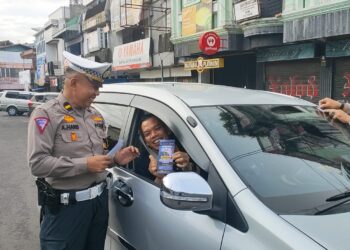 Tingkatkan Disiplin Berlalulintas, Polisi di Sukabumi Sebar Brosur Kamseltibcarlantas