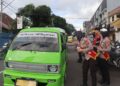 Aksi Polwan di Sukabumi Bagi-bagi Takjil ke Warga