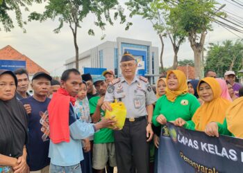 Lapas Kelas IIA Pamekasan Bersama PIPAS Bagi-Bagi Takjil