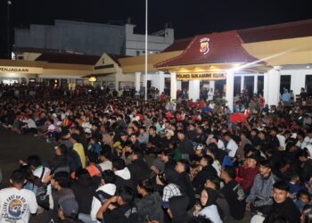 Ratusan pecinta sepakbola Sukabumi nonton bareng laga semifinal AFC U23 Asian Cup di halaman Mapolres Sukabumi Kota dengan tertib.