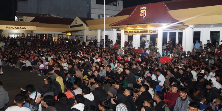 Ratusan pecinta sepakbola Sukabumi nonton bareng laga semifinal AFC U23 Asian Cup di halaman Mapolres Sukabumi Kota dengan tertib.