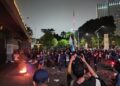 Peringati Tragedi Trisakti, Mahasiswa Trisakti Geruduk Pintu Masuk Gedung DPR Senayan