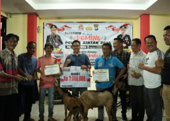 Sepasang Terbaik Mendapat Hadiah 2 Ekor Kambing dari Kapolres Bintan