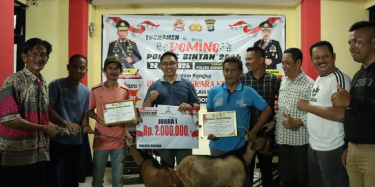 Sepasang Terbaik Mendapat Hadiah 2 Ekor Kambing dari Kapolres Bintan