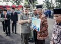 Pj. Bupati Ciamis Serahkan Uang Kadeudeuh Tabungan Umroh Kepada Peserta MTQ Yang Berprestasi
