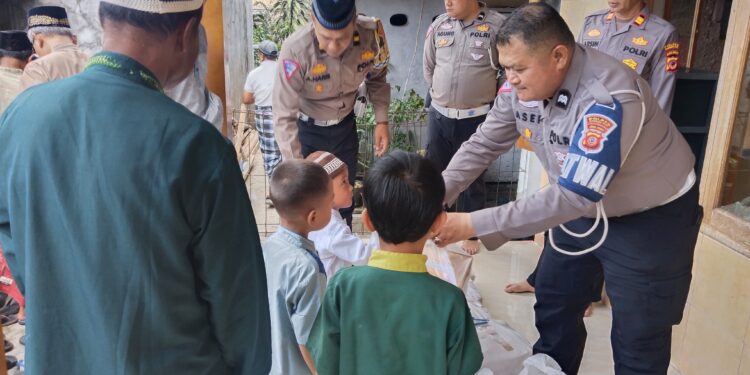 Polres Sukabumi Kota Bagikan Ratusan Nasi Kotak