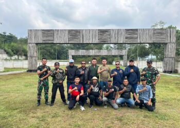 Yonif Para Raider 330 Tri Dharma Ajak Jurnalis Olah Raga Militer Untuk Ikut Latihan Menembak