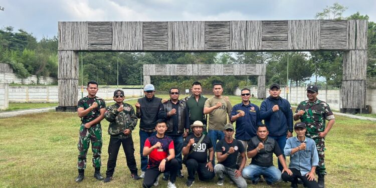 Yonif Para Raider 330 Tri Dharma Ajak Jurnalis Olah Raga Militer Untuk Ikut Latihan Menembak