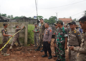 Ganggu Kenyamanan Warga, Satpol PP Segel Aktivitas Kupasan Tanah di Tigaraksa