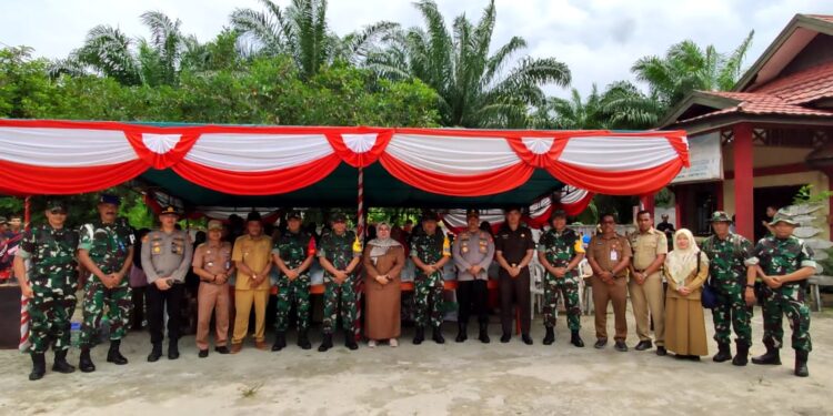 Tim Wasev Bagikan Sembako Kepada Warga, Saat Tinjau Sasaran TMMD Reguler Ke-120 Kodim 1015 Sampit