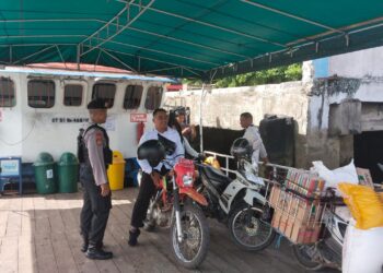 Pelihara Kamtibmas di Pagi Hari, Polsek KP. Mentaya Tingkatkan Patroli Rawan Pagi di Dermaga Kapal di Sungai Mentaya