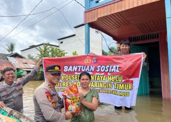 Peduli Korban Banjir, Kapolsek Pimpin Pembagian  Bansos