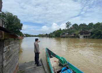 Pasca Banjir Personil Polsek Antang Kalang Lakukan Pengecekan Debit air Sungai
