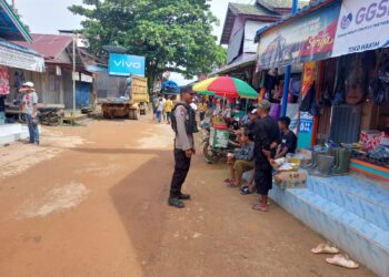 Untuk Memberikan Rasa Aman Kepada Masyarakat, Personil Polsek Antang Kalang Lakukan Patroli di Pasar Desa Tumbang Kalang