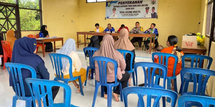 Bhabinkamtibmas Polsek Antang Kalang dampingi penyaluran BLT DD di desa Agung Mulya