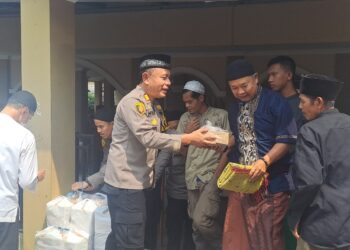Warga Citamiang Sukabumi Terima Nasi Kotak di Jum’at Berbagi Polisi