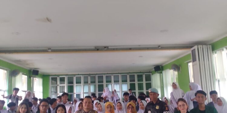 Minimalisir Kasus Pinjol: Bhabinkamtibmas Polsek Sukaraja Beri Materi ke Pelajar SMA
