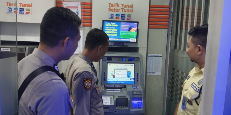 Cegah Aksi Kejahatan: Polsek Sukaraja Laksanakan Patroli Dialogis ke Bank BRI