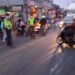 Antisipasi Kemacetan Pagi, Unit Lantas Polsek Sukalarang Melaksanakan Gatur Lalin Saat Jam Masuk Karyawan
