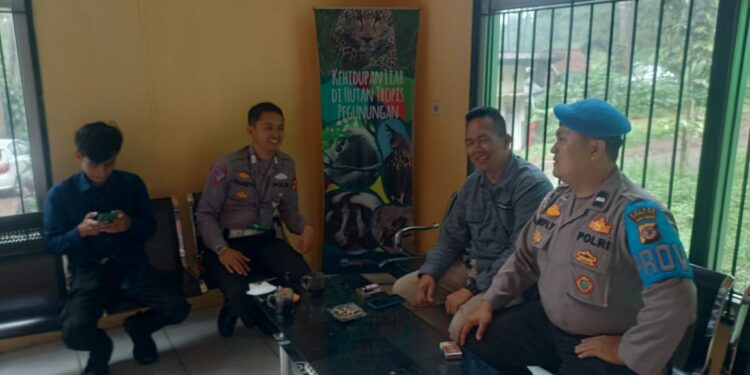 Personil Polsek kadudampit Laksanakan giat Patroli Tempat Wisata Situgunung