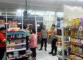 Polsek Sukalarang Patroli KRYD Sambangi Toko Minimarket dan Dialogis dengan Karyawan