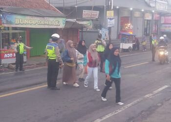 Antisipasi Kemacetan Pagi, Unit Lantas Polsek Sukalarang Melaksanakan Gatur Lalin Saat Jam Masuk Karyawan