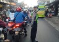 Antisipasi Kemacetan Pagi, Unit Lantas Polsek Sukalarang Laksanakan Gatur Lalin Saat Jam Masuk Karyawan